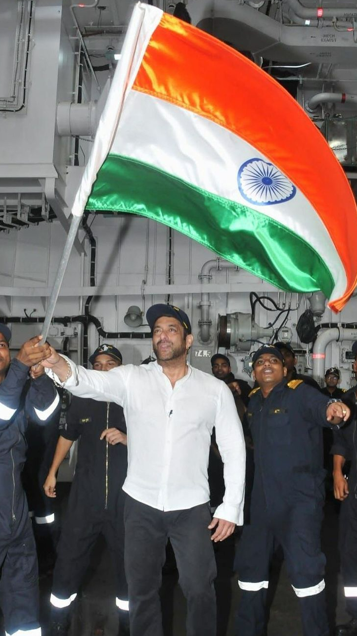 सलमान खान हाथ में तिरंगा लेकर अपने फैंस को स्वतंत्रता दिवस की बधाई दी है। उन्होंने फोटो शेयर कर कैप्शन में लिखा, 'आप सभी को स्वतंत्रता दिवस की ढेरों शुभकामनाएं, जय हिंद।'
