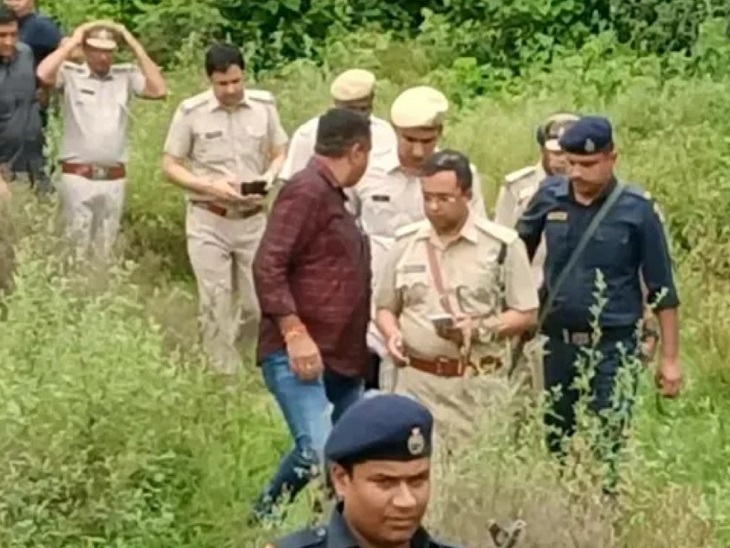 वारदात स्थल पर जांच करते एसपी शशांक कुमार सावन। - Dainik Bhaskar