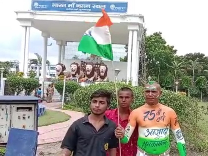 मुजफ्फरपुर के अशोक कुमार घूम-घूमकर चाय बेचते हैं।