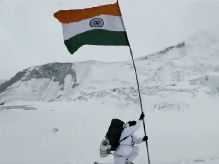 भारतीय सेना की यूनिट फायर एंड फ्यूरी कॉर्प्स के सियाचिन वॉरियर्स ने दुनिया के सबसे ऊंचे युद्ध क्षेत्र में तिरंगा फहराया।