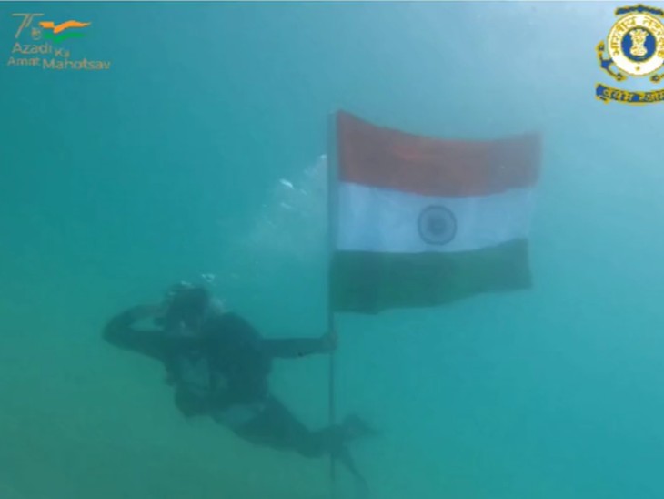 अंडमान-निकोबार द्वीप समूह के पास बंगाल की खाड़ी में समुद्र के नीचे तिरंगा फहराता हुआ इंडियन कोस्ट गार्ड का जवान।