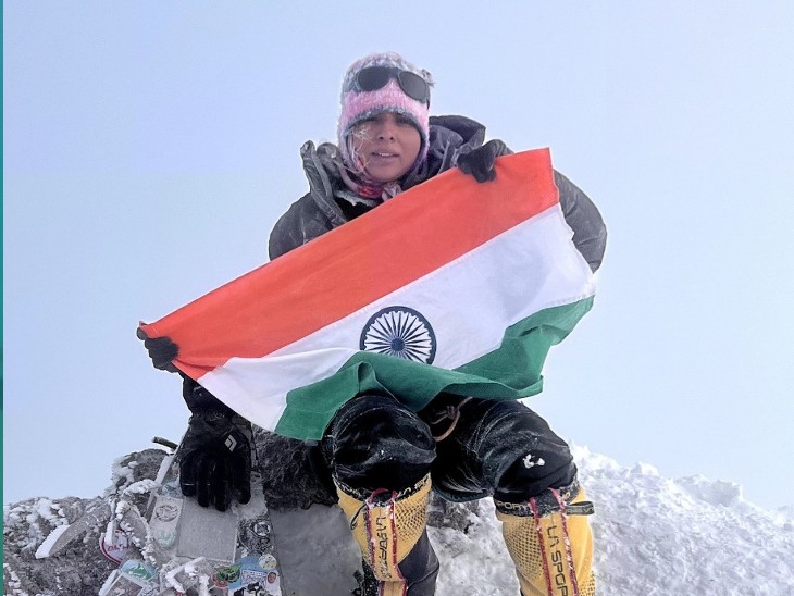 यूरोप की सबसे ऊंची चोटी माउंट एल्ब्रस पर तिरंगा फहराती हुईं भारतीय पर्वतारोही भावना डेहरिया।