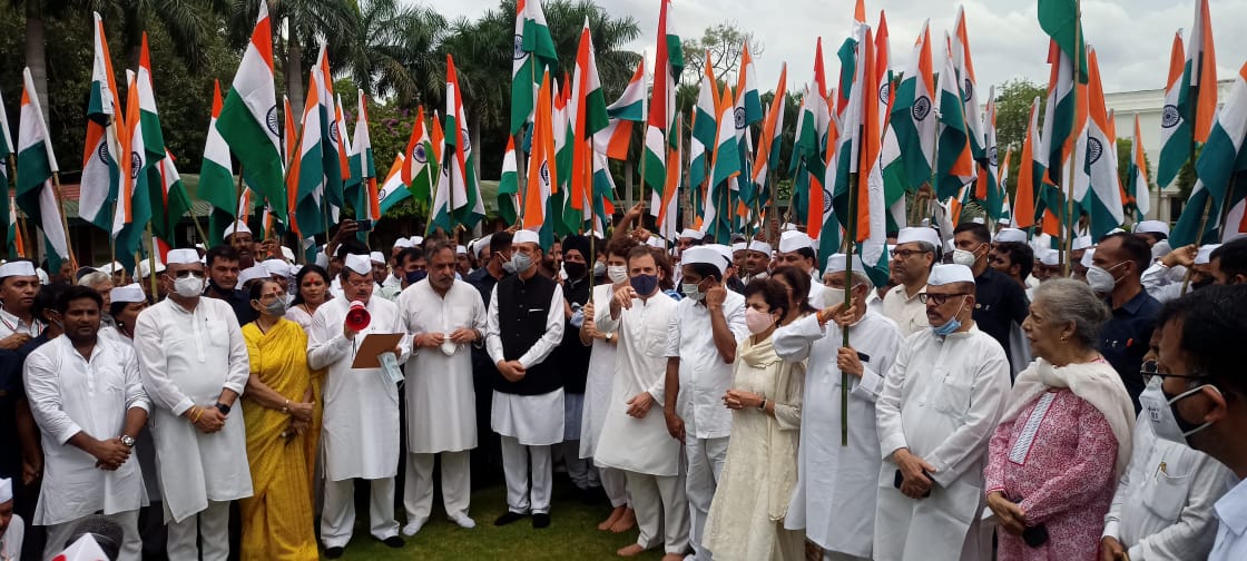 30 जनवरी मार्ग पर महात्मा गांधी के शहादत स्थल पर श्रद्धांजलि अर्पित करने के बाद संकल्प लिया।