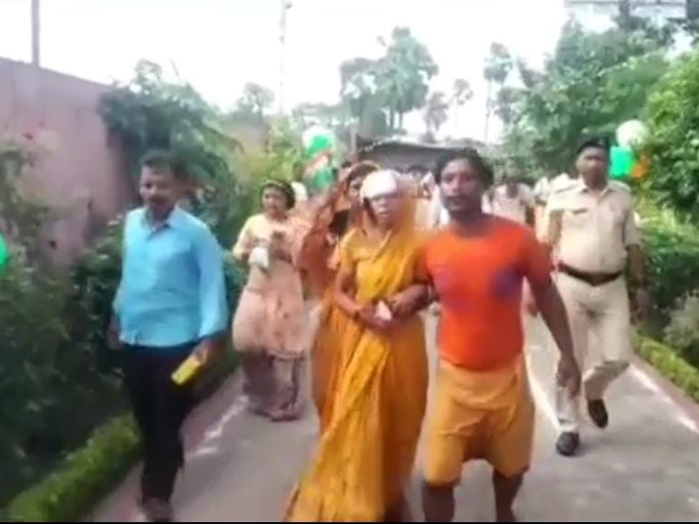 महिला ने लगाई न्याय की गुहार।