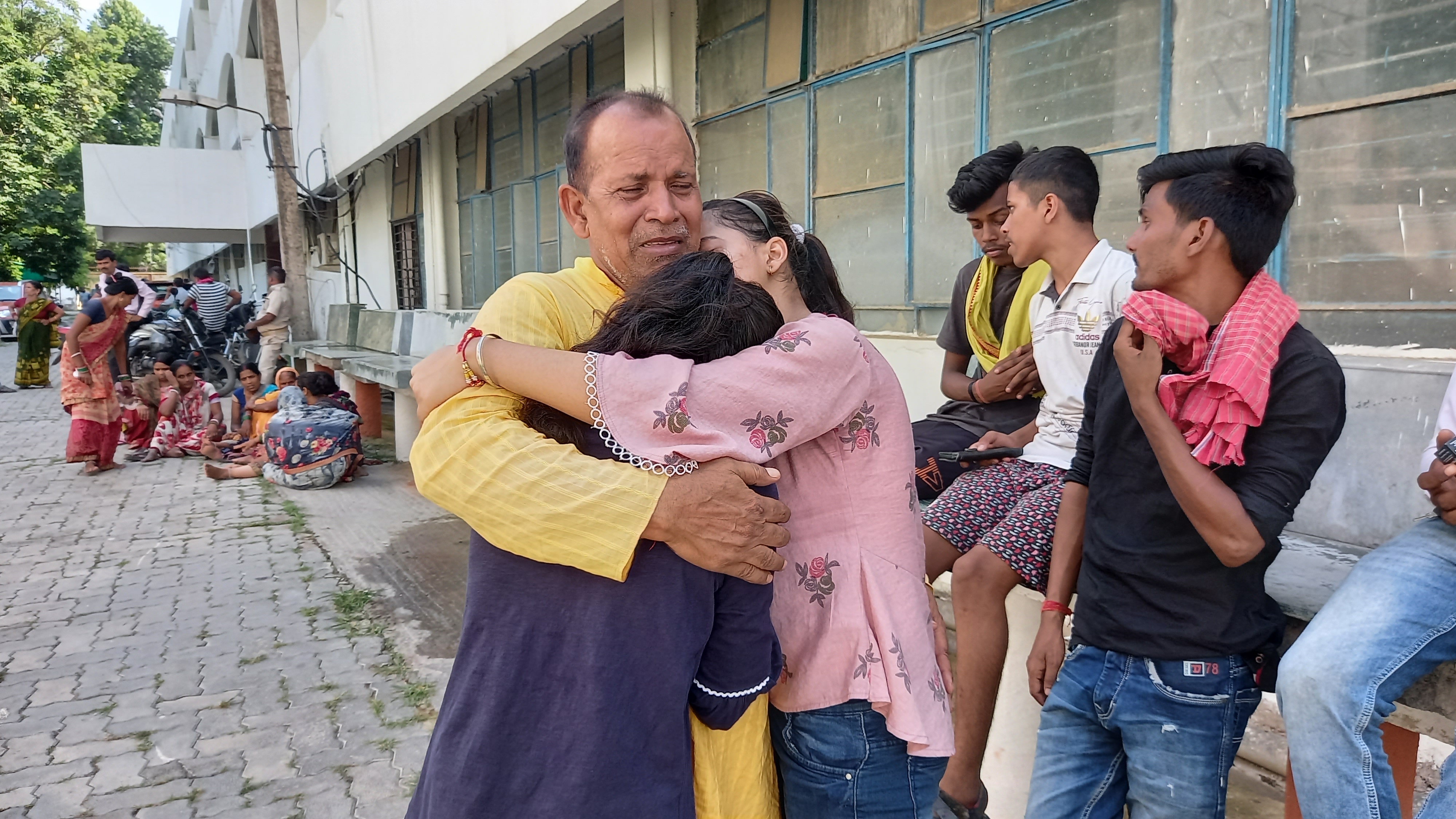 पिता से गले लग रोती मृतक की छोटी बहन।