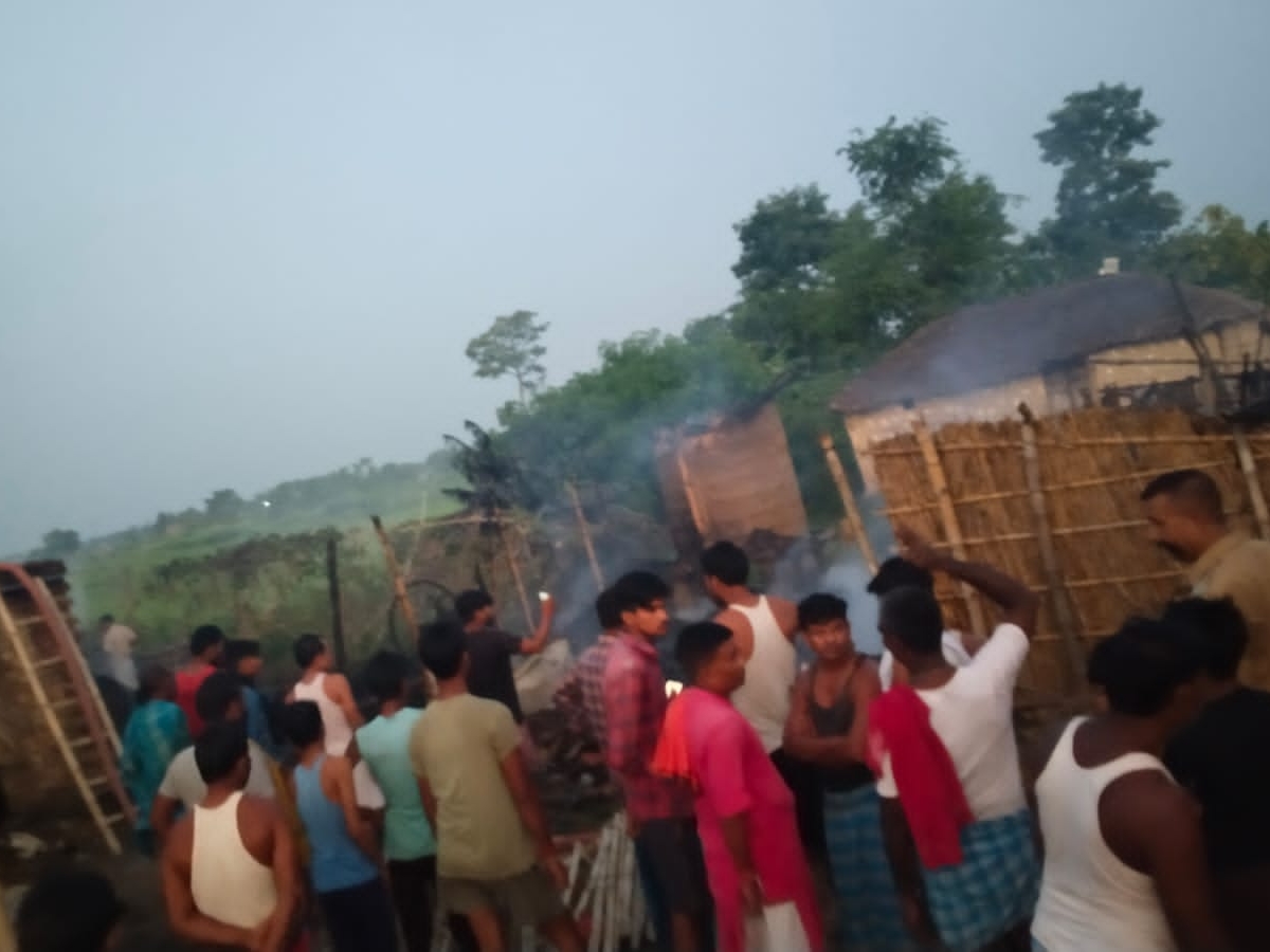 घटनास्थल पर जुटी लोगों की भीड़।