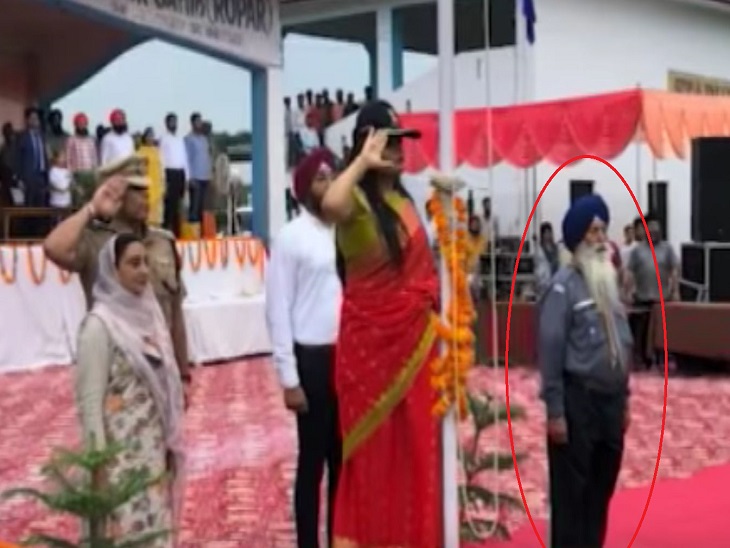 झंडा लहराने के बाद स्टेज पर खड़े मास्टर हरजीत सिंह अचिंत ।