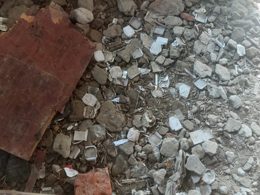 भारी मात्रा में माचिस का डिब्बा, सिगरेट, कागज के टुकडे व अन्य कई प्रकार के आपत्तिजनक सामान मिले है।