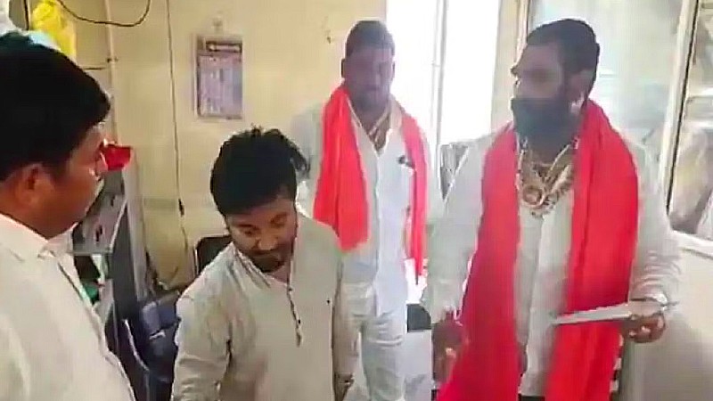 मैनेजर संग हुई पिटाई की यह घटना कैमरे में कैद हुई है।