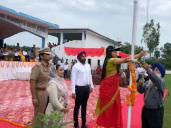 झंडा फहराने में एसडीएम की मदद करते मास्टर हरजीत सिंह अचिंत ।