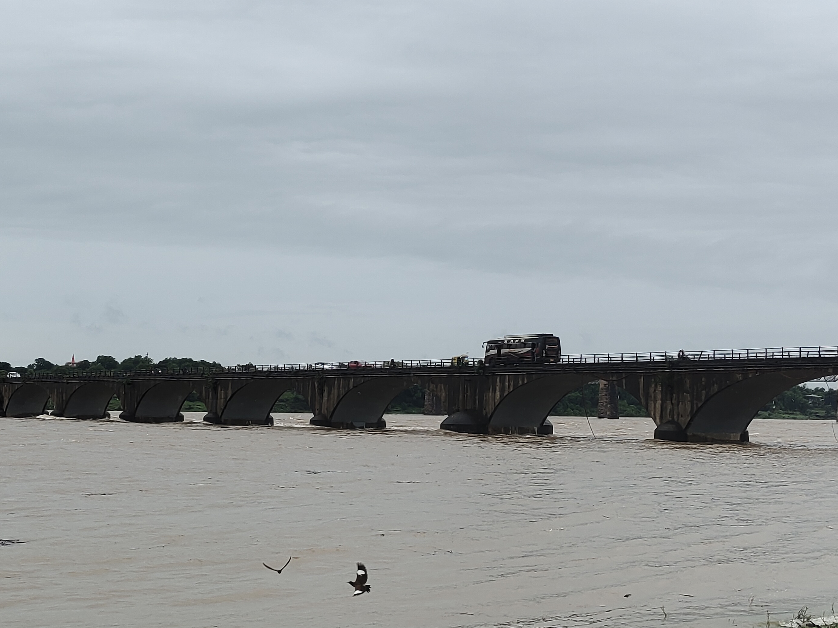ओंकारेश्वर बांध के 17 गेट खुले, बढ़ा नर्मदा नदी का जल स्तर, प्रशासन ने जारी किया अलर्ट