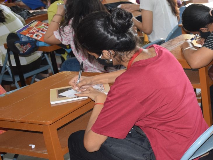 पर्ची पर कॉलेज का स्टैम्प होता है, स्टूडेंट इस पर जिसे वोट देना है, उसका नाम लिखते हैं।