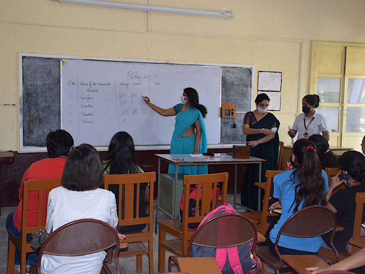 इलेक्शन का रिजल्ट निकालने का तरीका भी अनोखा होता है। काउंटिंग स्टूडेंट्स के सामने होती है और जीतने वाली स्टूडेंट का नाम क्लास रूम के बोर्ड पर लिखा जाता है।