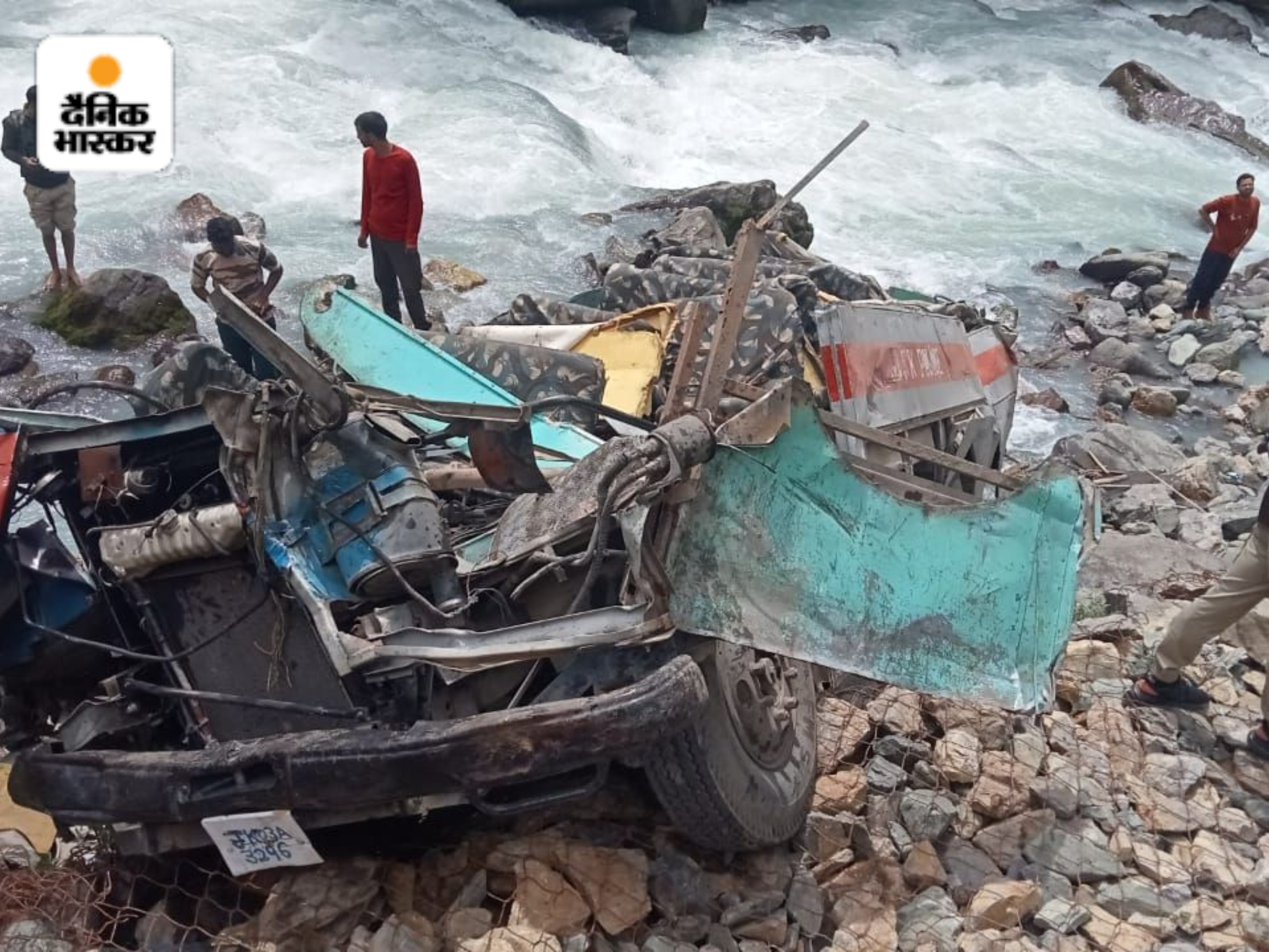 पलटने के कारण बस का ऊपरी हिस्सा पहले ही उखड़ गया था।