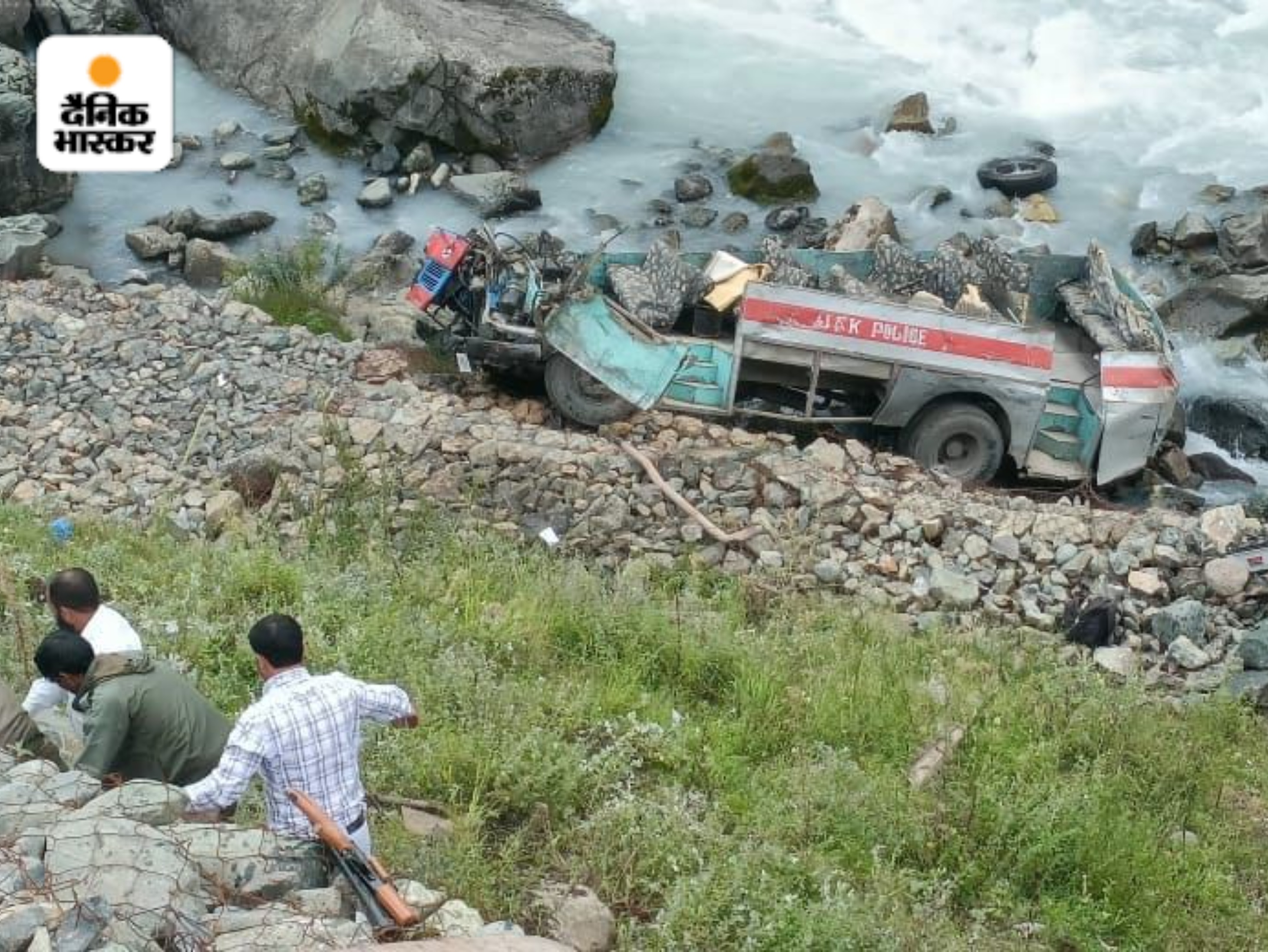 हादसे पर राष्ट्रपति द्रौपदी मुर्मू और बंगाल की CM ममता बनर्जी ने संवेदना व्यक्त की है।