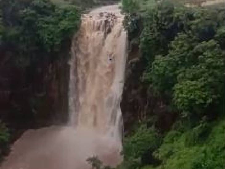 इंदौर जिले से करीब 30 किलोमीटर दूर पातालपानी आता है।