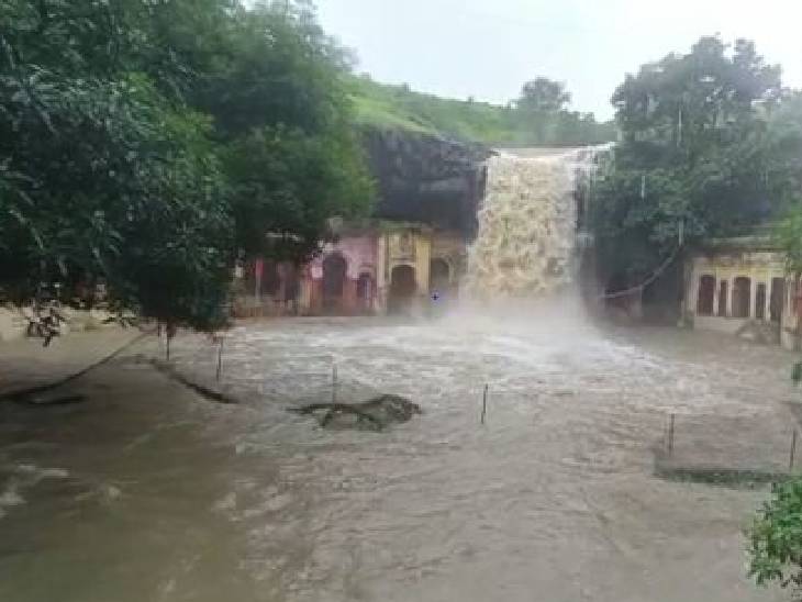 रतलाम के सैलाना में पहाड़ी क्षेत्र में हो रही बारिश के बाद केदारेश्वर झरना उफन रहा है।