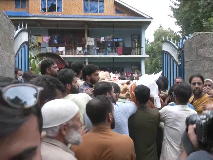 The body of Sunil Kumar Bhatt was brought to his residence in Shopian.