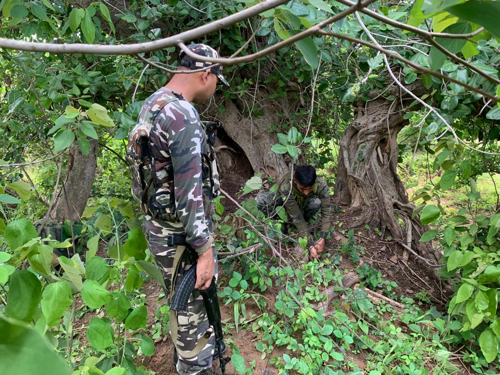 नक्सलियों ने 200 मीटर के दायरे में लगाए थे 10 बम; एक ही तार से जुड़े |  Bihar News; 10 IEDs recovered from Gaya forest, Naxalites had planted 6  cans and 4 cylinder bombs - Dainik Bhaskar