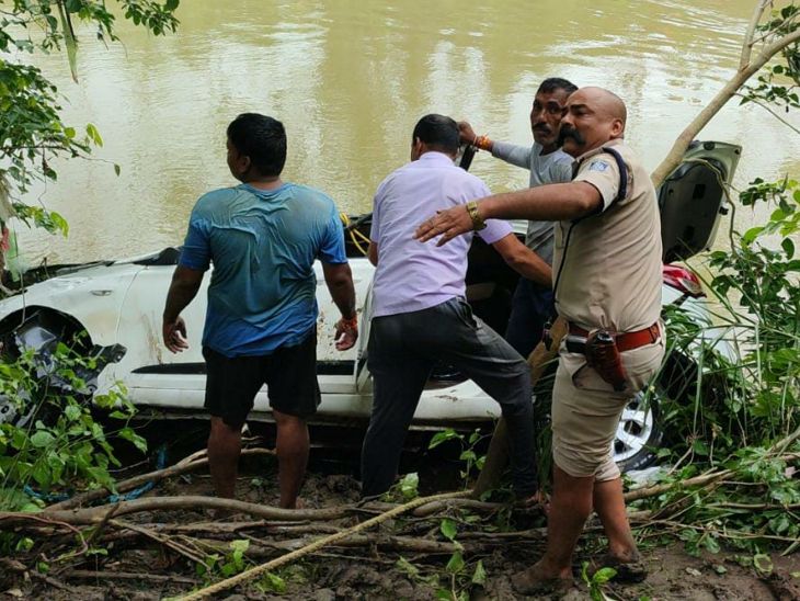 सीहोर से अवंतीपुरा के पास नदी और डैम के बीच रेस्क्यू टीम काे कार फंसी हुई मिली।