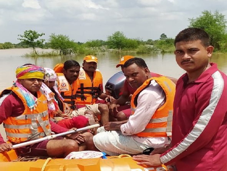 पानी में फंसे लोगों को सुरक्षित बाहर लाती एसडीआरएफ की टीम