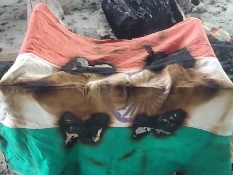 जला तिरंगा।