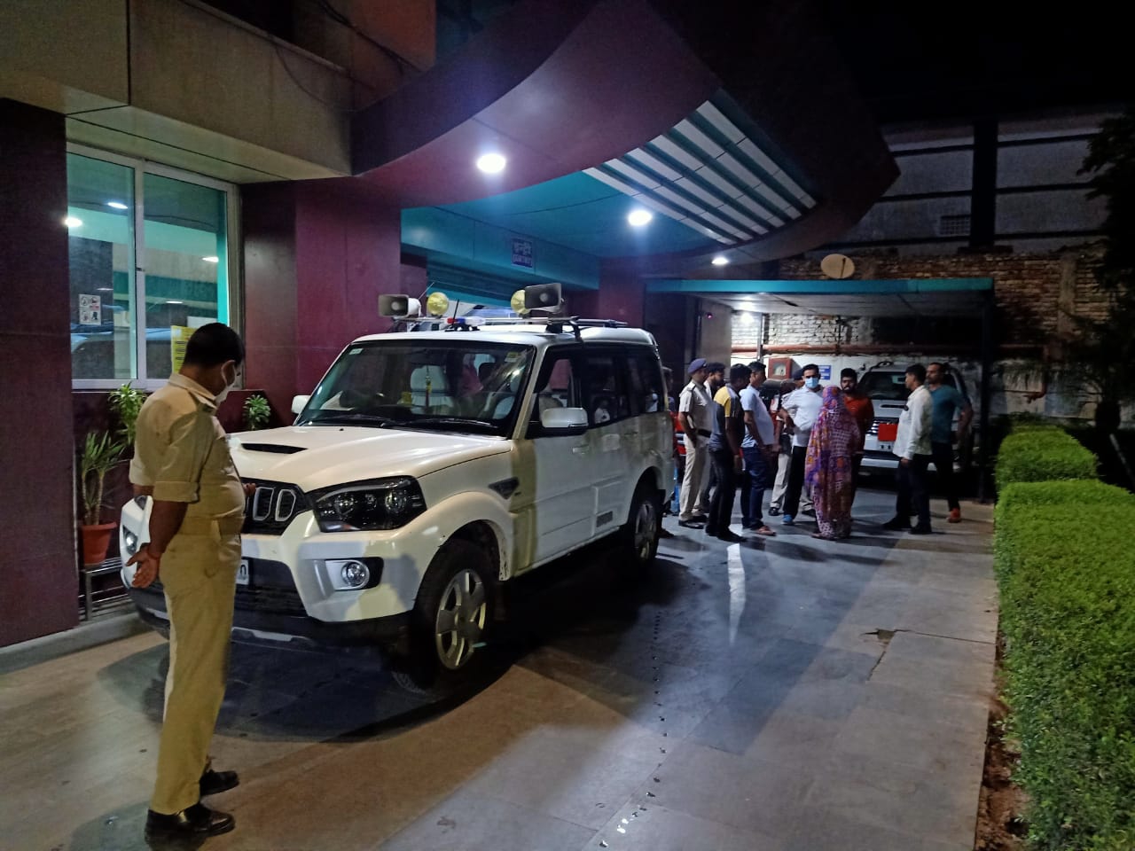 घटना के बाद इलाके में हड़कंप का माहौल देखने को मिल रहा है। - Dainik Bhaskar