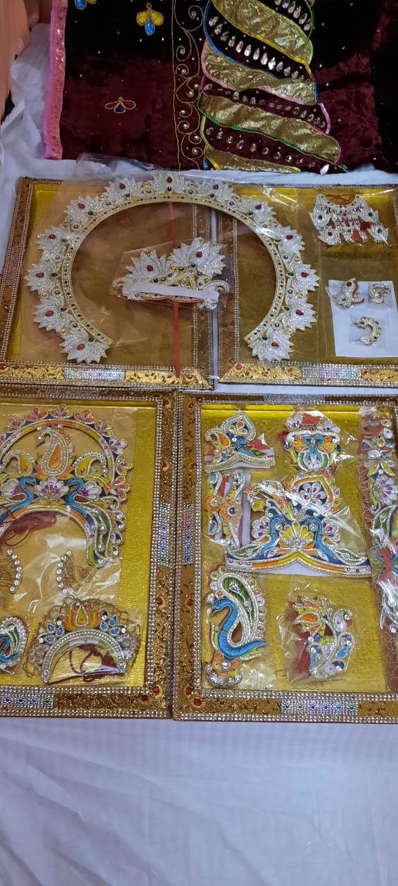 श्रीकृष्ण जन्माष्टमी पर भगवान को बेशकीमती आभूषण धारण कराए जाते हैं, जो रत्नों से जड़ित होते हैं।