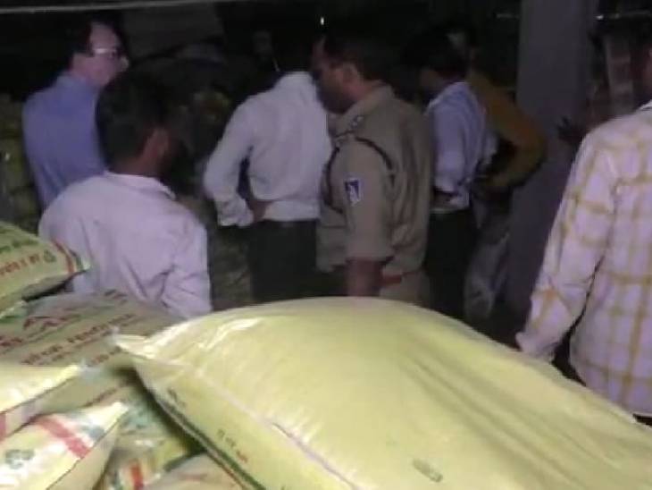पुलिस ने आरटीओ के नजदीक निर्माणाधीन गोदाम पर कार्रवाई की थी।
