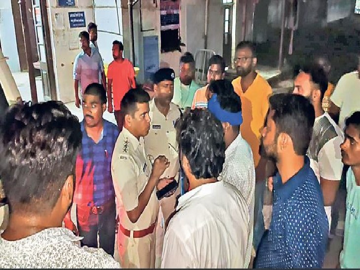 मुजफ्फरपुर में बर्थडे पार्टी से गिरफ्तारी के बाद नगर डीएसपी ने लोगों से पूछताछ की। - Dainik Bhaskar