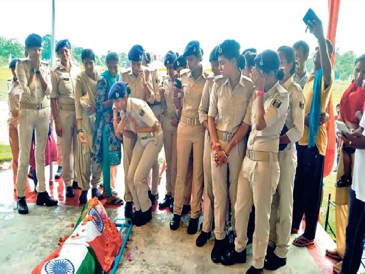 महिला सिपाही कविता काे श्रद्धांजलि देने के दौरान रोती-बिलखतीं अन्य सिपाही। - Dainik Bhaskar