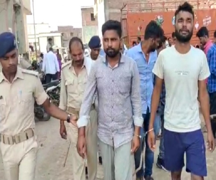 होटल से पकड़े गए युवक।