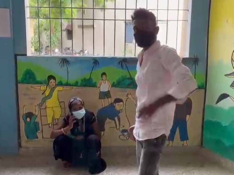 आरोपी पति-पत्नी ने कानून से बचने के लिए किशोर को फंसाया, फर्जी प्रमाण पत्र  बना कोर्ट भेज दिया | Accused husband and wife implicated the juvenile to  evade the law, sent a