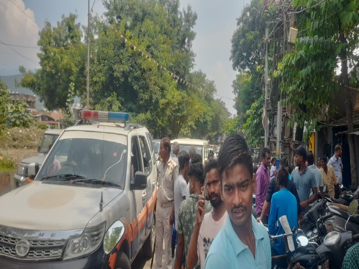 बैंक में 25 लाख की लूट के बाद पुलिस को सूचना दी गई। इसके बाद पुलिस टीम यहां पहुंची।