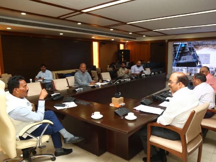 मंत्री सिलावट ने प्रदेश के सभी बांध की स्थिति पर रोजाना नजर रखने के निर्देश दिए।