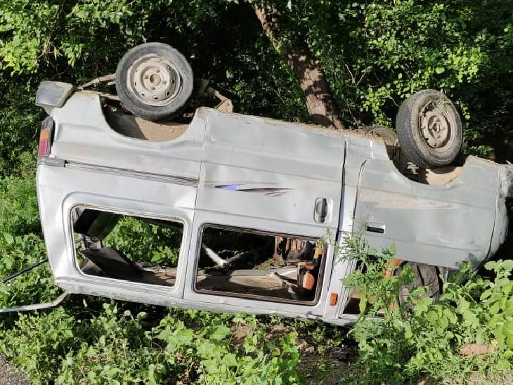 The car overturned due to tire burst at Banda.