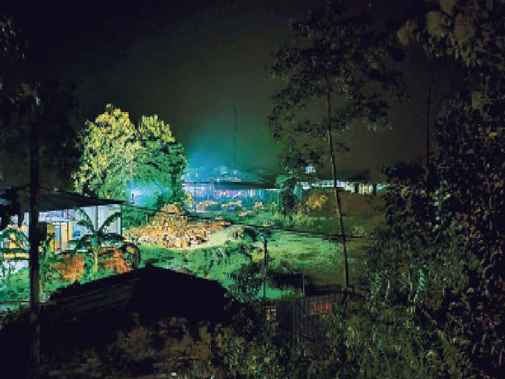 सलहा स्थित फैक्ट्री के बाहर पसरा सन्नाटा। - Dainik Bhaskar