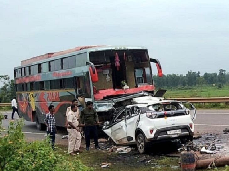 टक्कर के बाद कार के परखच्चे उड़ गए, वहीं बस भी बुरी तरह क्षतिग्रस्त हुई है।