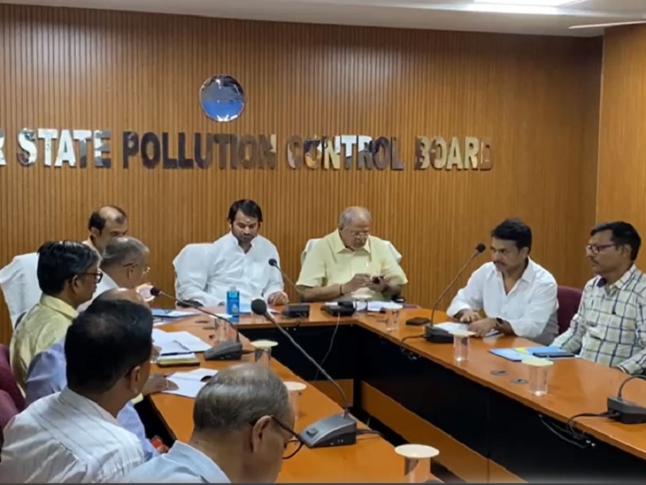 बिहार प्रदूषण कंट्रोल बोर्ड की बैठक पटना के परिवेश भवन में हुई। इसमें मंत्री समेत प्रधान सचिव अरविंद चौधरी, प्रदूषण बोर्ड के अध्यक्ष सुभाष घोष सहित विभाग के अफसर मौजूद थे।