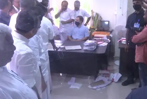 तोड़फोड़ के बाद राहुल गांधी ने अपने ऑफिस का दौरा किया था और नुकसान का जायजा लिया था।