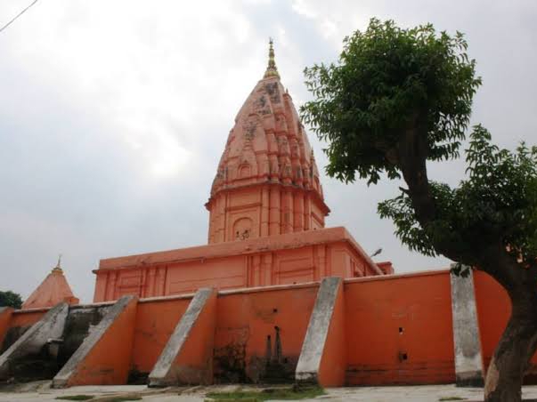 Devotees will be able to enter the temple from the exit gate, deployment of  policemen day and night | बाबा पृथ्वीनाथ मंदिर के मुख्य गेट पर लगाया गया  ताला: निकासी गेट से