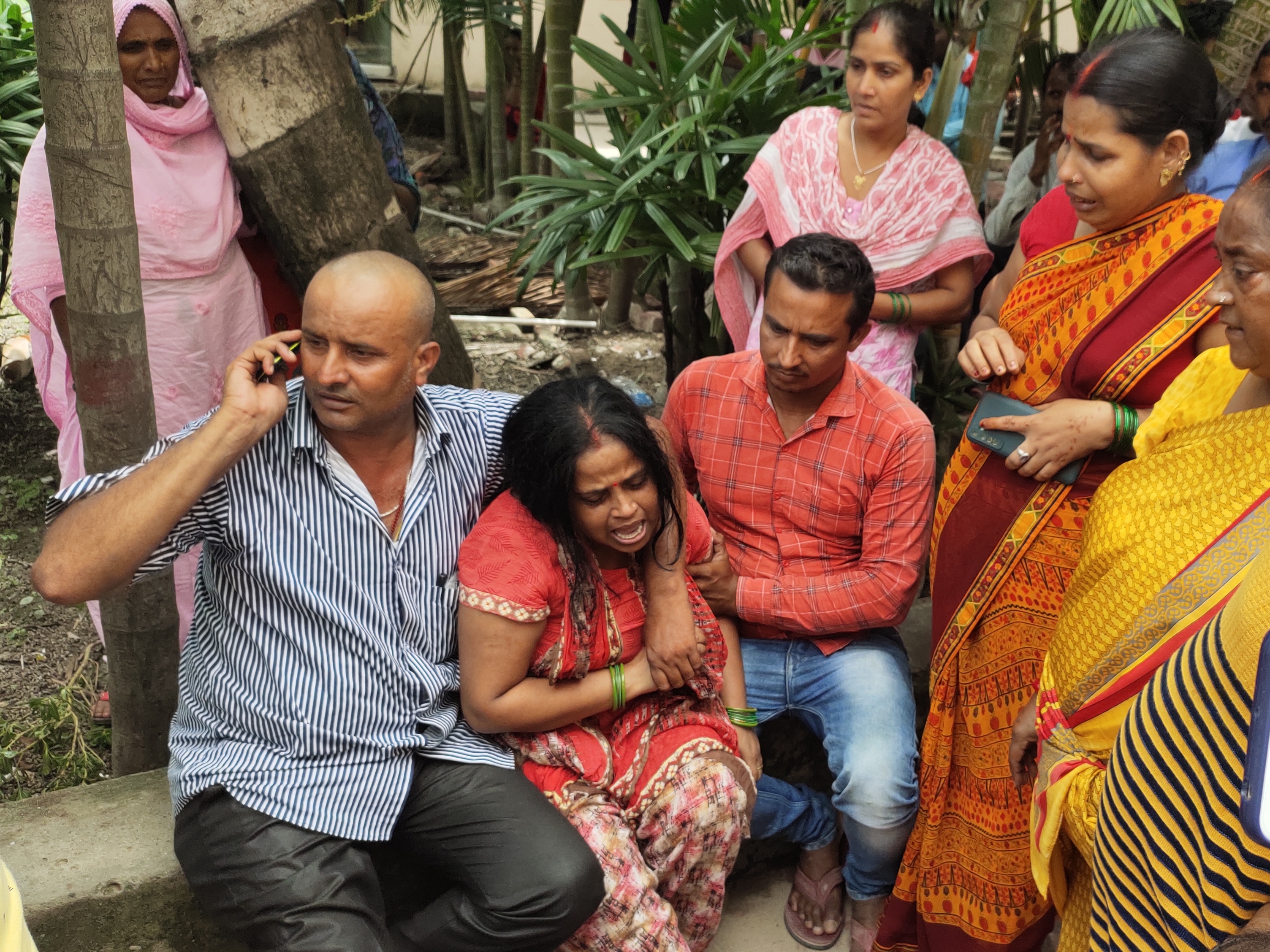 मृतक के परिजन।