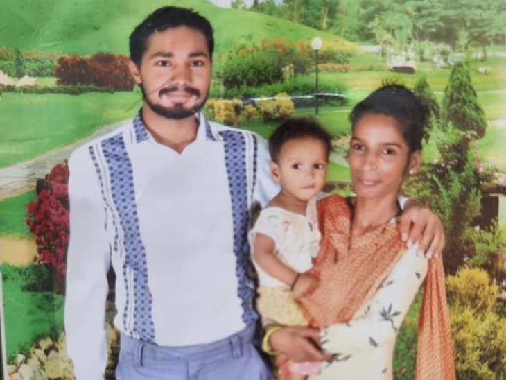 आरोपी मुकेश का पत्नी उषा और बेटे के साथ का फाइल फोटो। उषा ने बताया कि मुकेश बोल रहे थे भूख से मर रहे हैं, रोड पर घूम रहे हैं, अच्छा नहीं लग रहा।