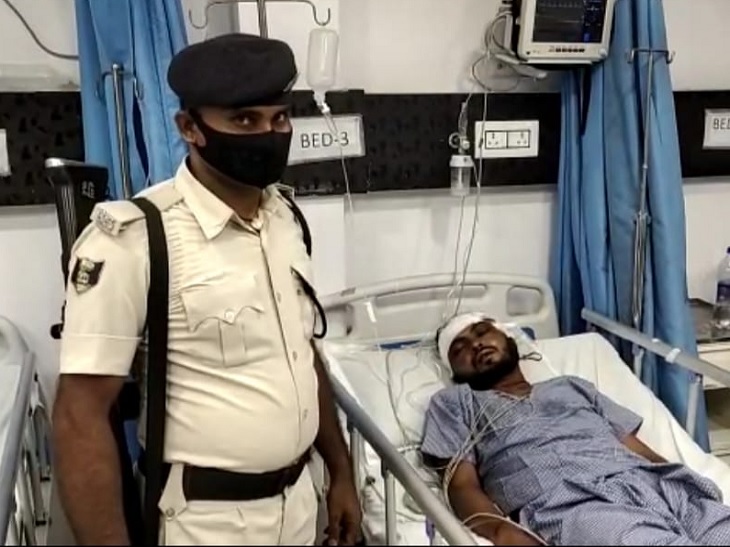 आरोपी को भीड़ ने इतना पीटा की ICU में उसका इलाज चल रहा है।