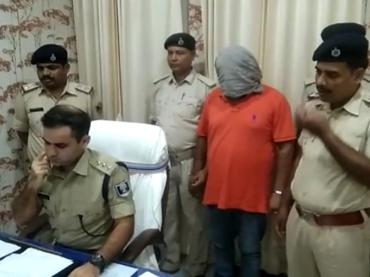 पटना में फर्जी ट्रैवल एजेंसी खोल जालसाजी करने वाला गिरफ्तार: कई थानों की पुलिस को वर्षों से थी तलाश, अब तक 300 से अधिक लोगों को करोड़ों का ...