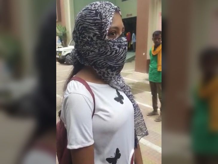 महिला थाने में शिकायत दर्ज कराने पहुंची नाबालिग।