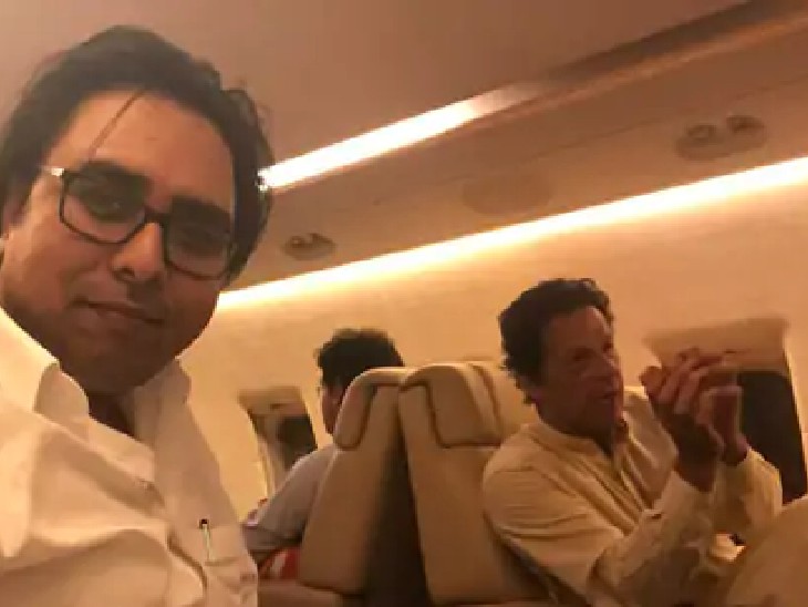 इमरान खान के साथ एक फ्लाइट में मौजूद उनके चीफ ऑफ स्टाफ शहबाज गिल। गिल के पास पाकिस्तान के अलावा अमेरिकी नागरिकता भी है। (फाइल)