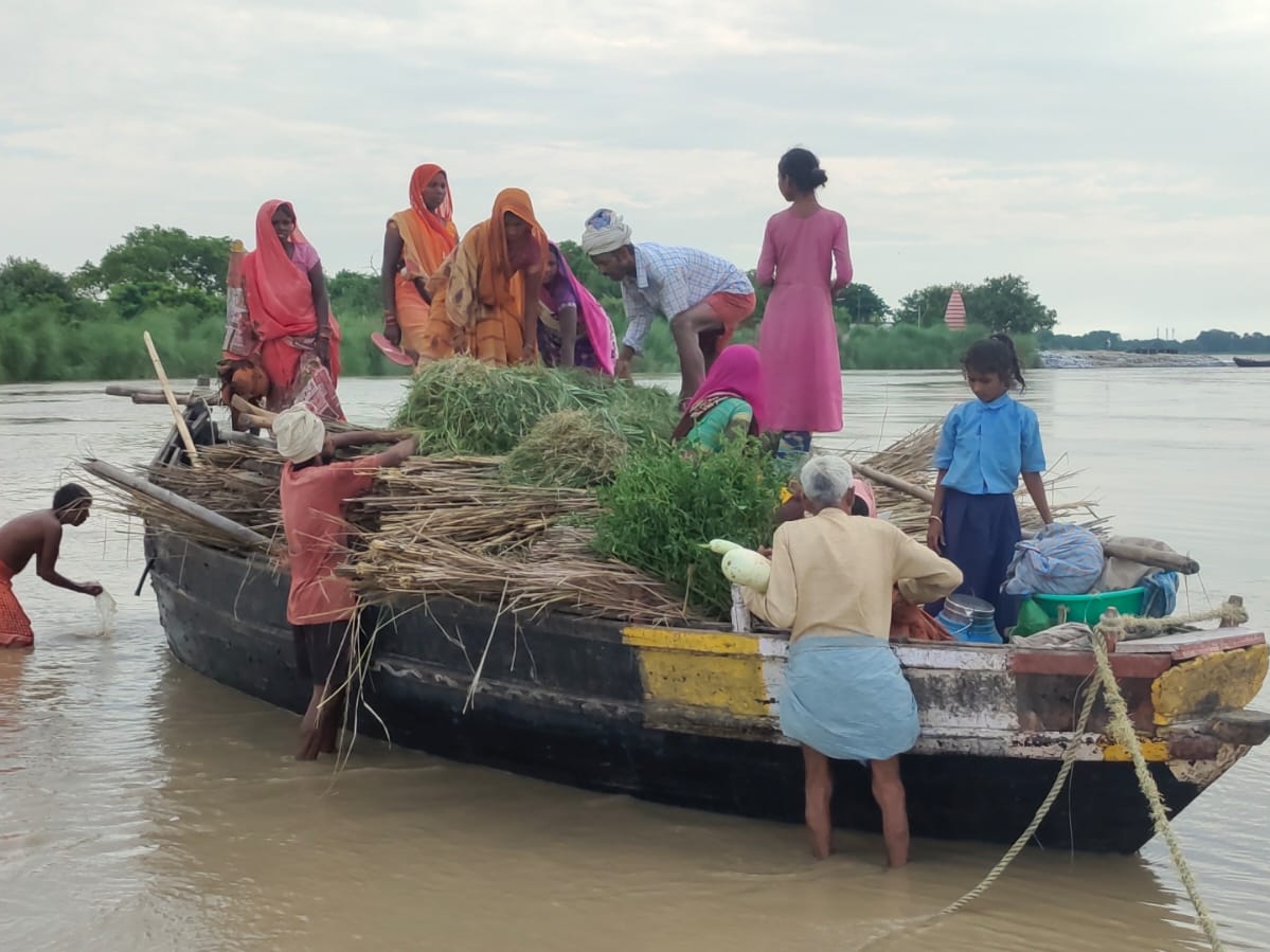 घरों से पलायन करने को मजबूर हुए लोग।