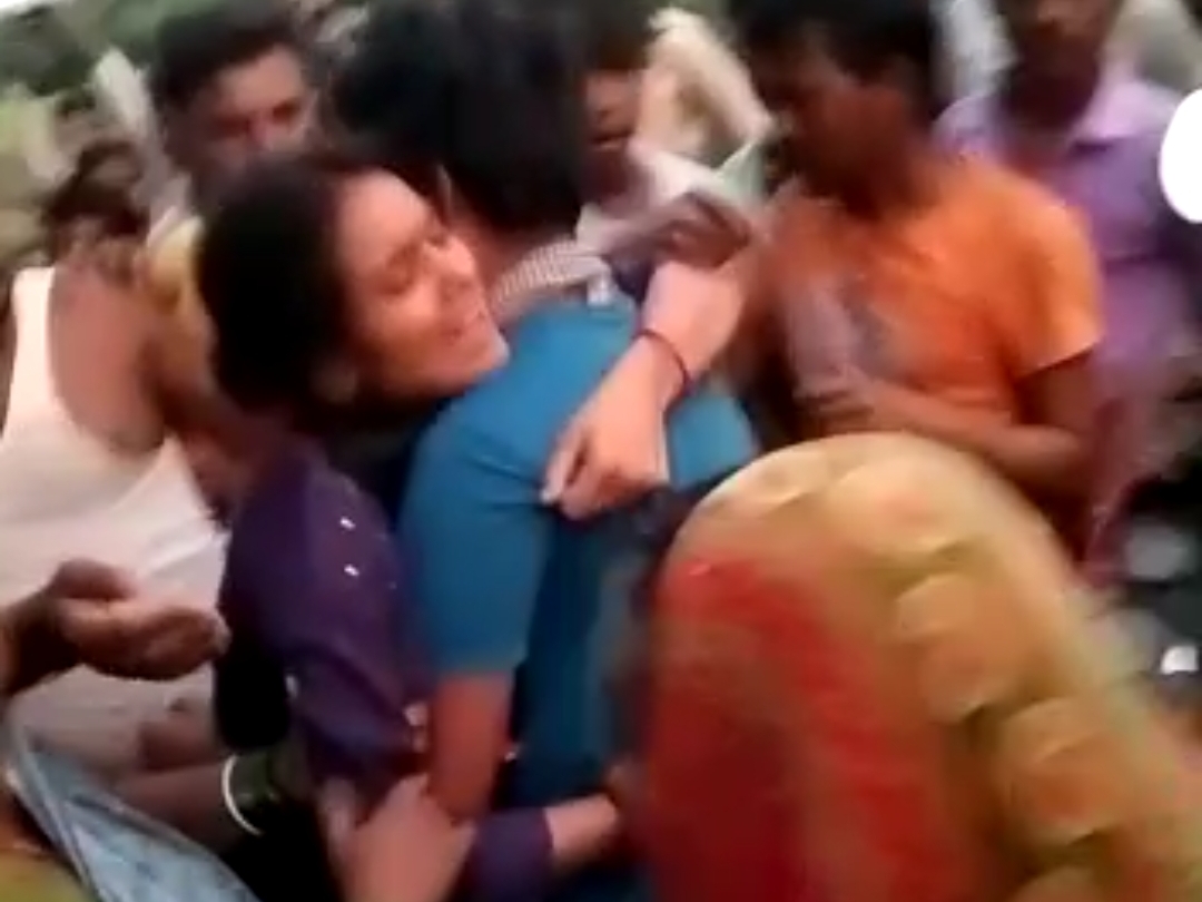 प्रेमी को लोगों की पिटाई से बचाती प्रेमिका। - Dainik Bhaskar