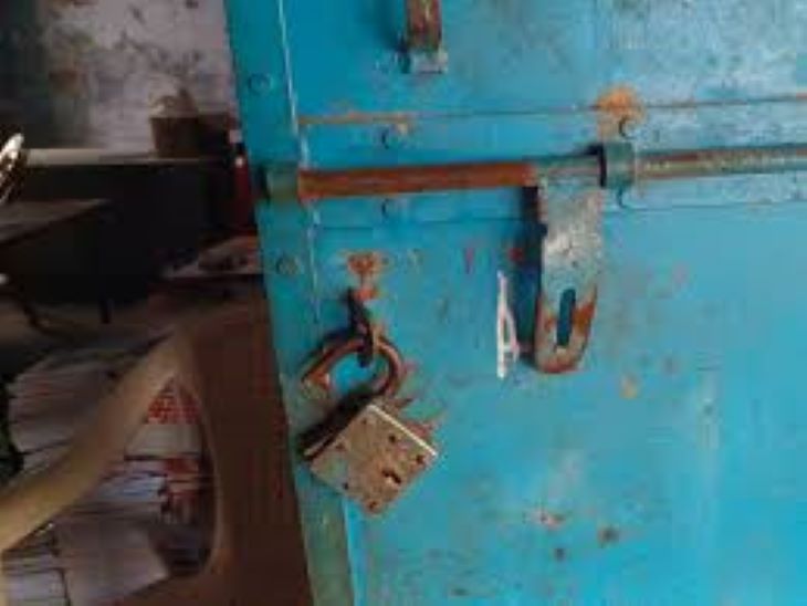 स्कूल से 6 क्विंटल पोषाहार चोरी: गाड़ी की केपेसिटी के हिसाब से माल चुराया | अलमारी वगैरह को छेड़ा तक नहीं स्कूल से 6 क्विंटल पोषाहार चोरी: गाड़ी की केपेसिटी के हिसाब से माल चुराया | अलमारी वगैरह को छेड़ा तक नहीं